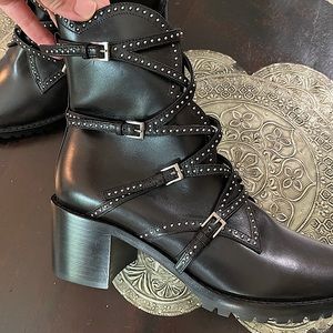 New authentic Alaia black leather buckle boots. 39